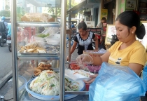 Ai không dùng găng tay khi bán đồ ăn chín sẽ bị phạt một triệu đồng Ai không dùng găng tay khi bán đồ ăn chín sẽ bị phạt một triệu đồng