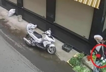 Đã bắt được người phụ nữ ăn mặc lịch sự, đi xe sang trộm túi tiền của bà cụ bán rau vỉa hè Đã bắt được người phụ nữ ăn mặc lịch sự, đi xe sang trộm túi tiền của bà cụ bán rau vỉa hè