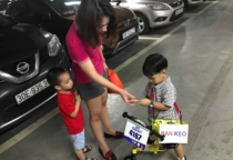 Cậu bé 4 tuổi kiếm tiền trong hầm chung cư Hà Nội  Cậu bé 4 tuổi kiếm tiền trong hầm chung cư Hà Nội