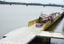 Cận cảnh con đường gỗ lim hàng chục tỷ bên sông Hương Cận cảnh con đường gỗ lim hàng chục tỷ bên sông Hương