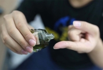 Bôi một giọt dầu gió vào lòng bàn chân: Chữa mất ngủ và nhiều tác dụng khác Bôi một giọt dầu gió vào lòng bàn chân: Chữa mất ngủ và nhiều tác dụng khác