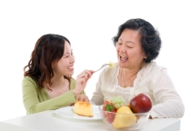 Thuê Người Chăm Người Già 24/24 Tại TPHCM – Uy Tín, Tận Tâm
