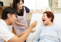 Tìm Người Chăm Sóc Người Già Ăn Ở Lại