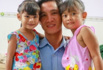 Hai năm được trả về, cặp bé gái bị trao nhầm vẫn không nhận mẹ đẻ Hai năm được trả về, cặp bé gái bị trao nhầm vẫn không nhận mẹ đẻ